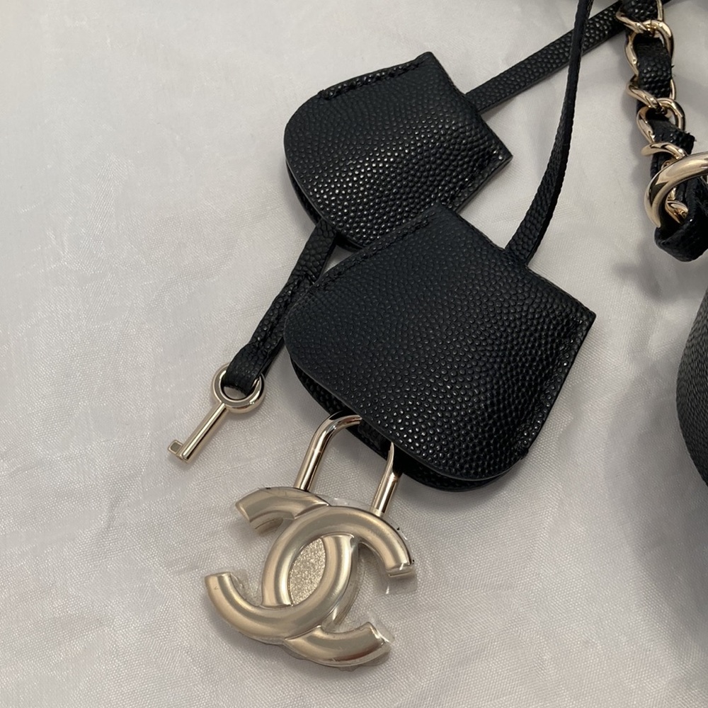 CHANEL Caviar Vanity Filigree Medium CC Case - Picture 4 of 12